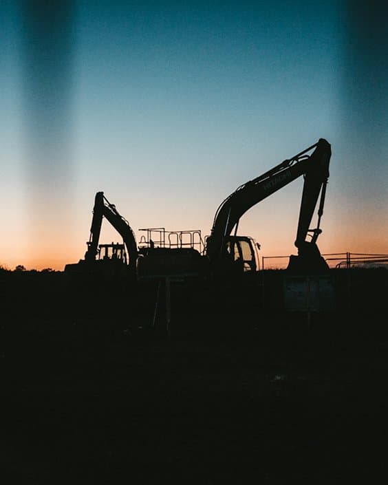 Excavadora en movimiento de tierras